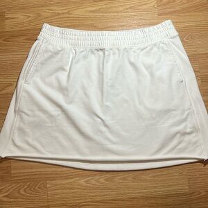 OFFLINE ATHLETIC SKIRT. Sz med white